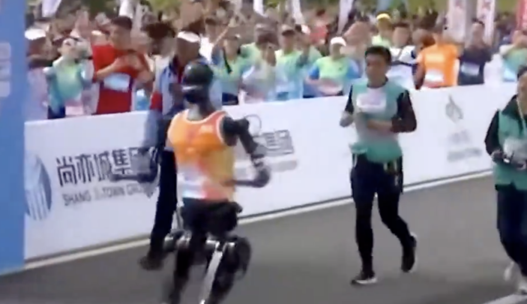 Aksi Unik Manusia Melawan Robot dalam Perlombaan Lari Half Maraton