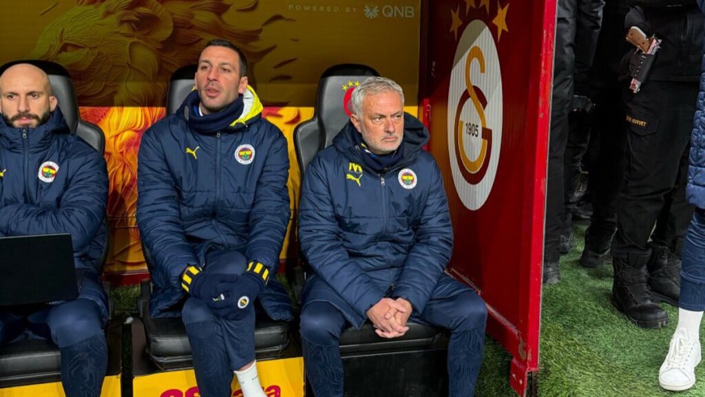 Fans Galatasaray Gelar Pemakaman untuk Ejek Jose Mourinho