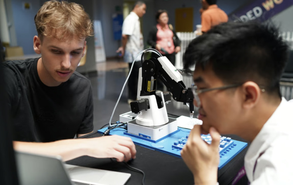 BINUS University Tampilkan Inovasi Teknologi Interaktif lewat “Chess Game Against DOBOT” dan CyGen