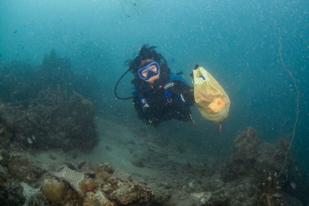 Aksi Bersih-Bersih Garmin dan Divers Clean Action, Angkat 56 Kg Sampah di Dasar Laut!