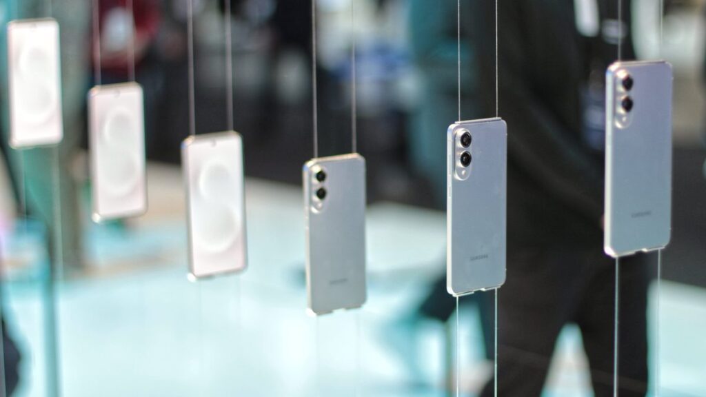 Galaxy S25 FE Resmi Gunakan Panel OLED Fleksibel, Tawarkan Desain Bezel Simetris