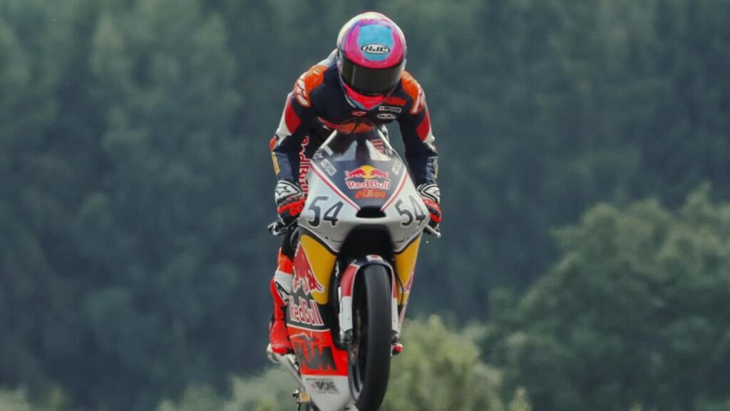 Profil Veda Ega Pratama: Pembalap Muda Gunungkidul yang Mengguncang Red Bull Rookies Cup 2025 dengan Selebrasi Pacu Jalur