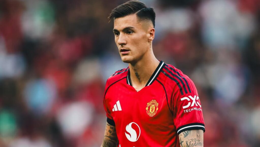 Benjamin Sesko Dikritik karena Mengendarai Mobil Tua dan Membuang-buang Bensin ke Tempat Latihan Manchester United