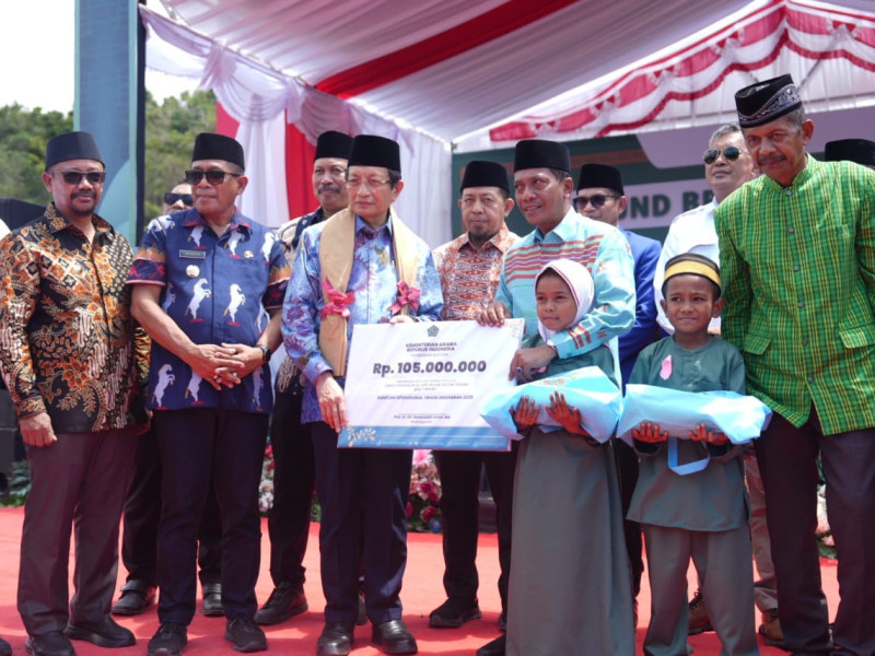 Kemenag Salurkan Rp105 Juta Bantuan untuk Madrasah Diniyah Buton Tengah Kemenag Salurkan Rp105 Juta Bantuan untuk Madrasah Diniyah Buton Tengah