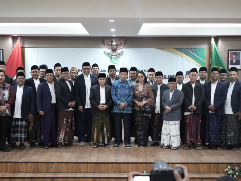 Bertemu Imam Masjid Bali, Menag: Jaga Harmoni Pulau Dewata Bertemu Imam Masjid Bali, Menag: Jaga Harmoni Pulau Dewata