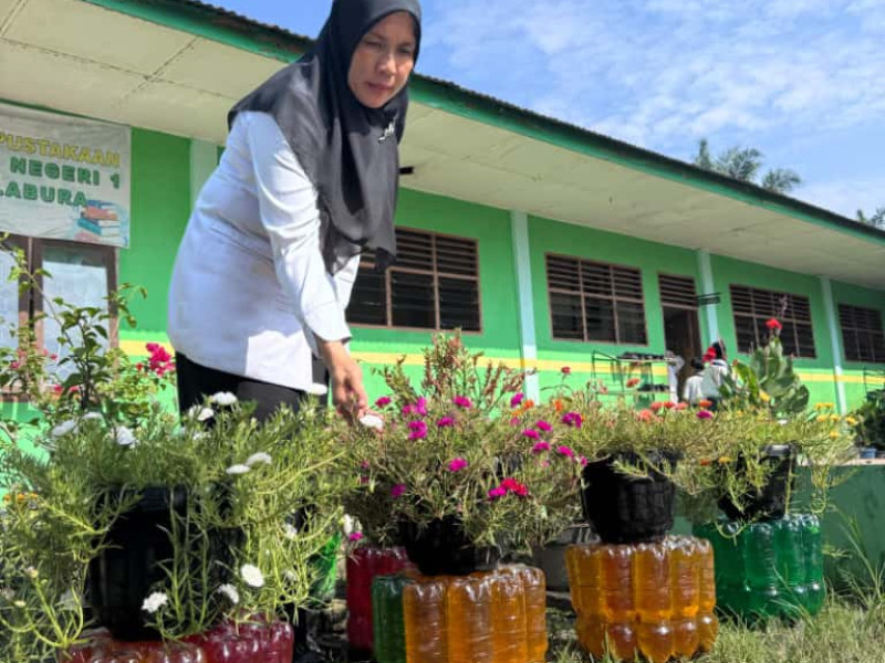 Guru MTsN 1 Labura Manfaatkan Botol Bekas untuk Bikin Taman Mini Madrasah Guru MTsN 1 Labura Manfaatkan Botol Bekas untuk Bikin Taman Mini Madrasah