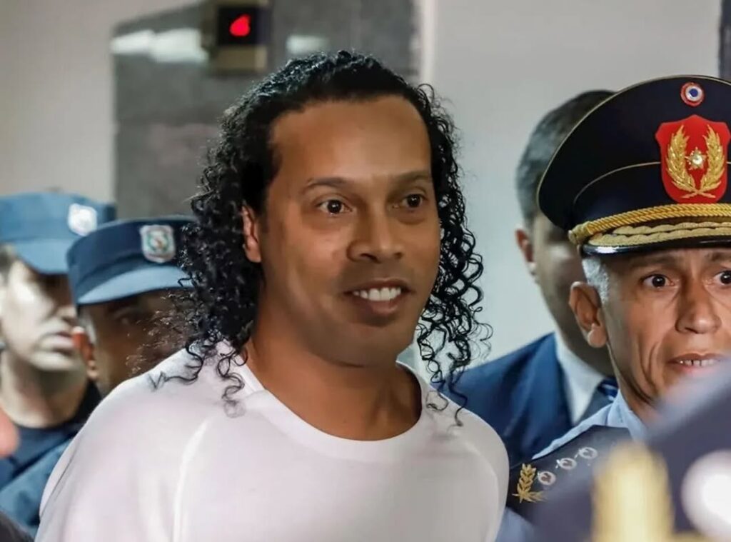 Ronaldinho Kenang Momen Penuh Plot Twist Tentang Waktunya di Dalam Penjara Ronaldinho Kenang Momen Penuh Plot Twist Tentang Waktunya di Dalam Penjara