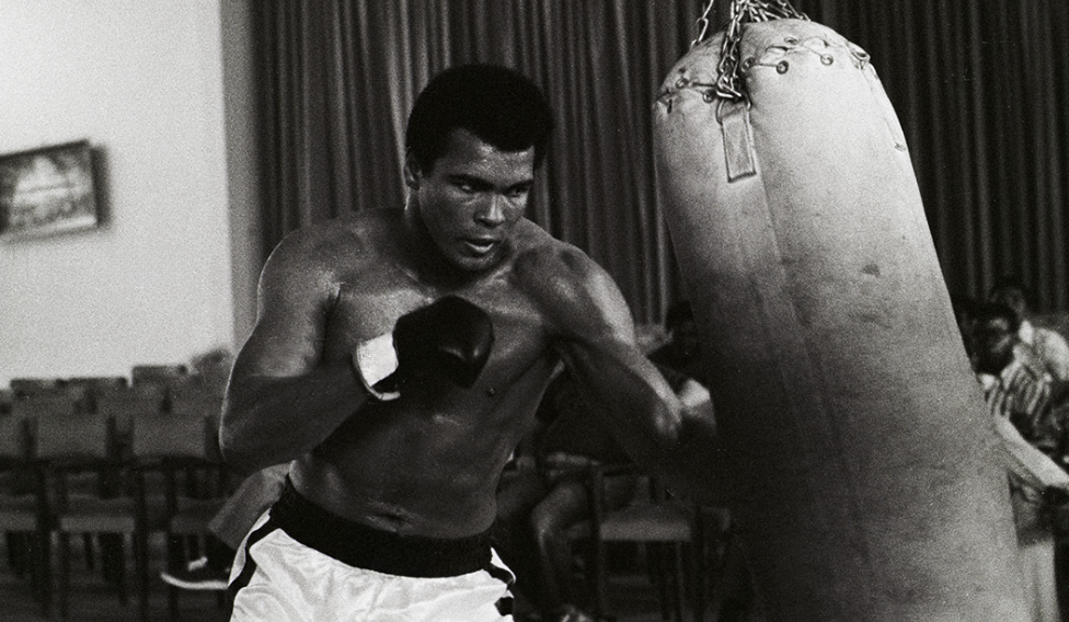 Rope-a-dope: Ketika Tali Ring Jadi Penyelamat dan Bukti Kejeniusan Muhammad Ali Rope-a-dope: Ketika Tali Ring Jadi Penyelamat dan Bukti Kejeniusan Muhammad Ali