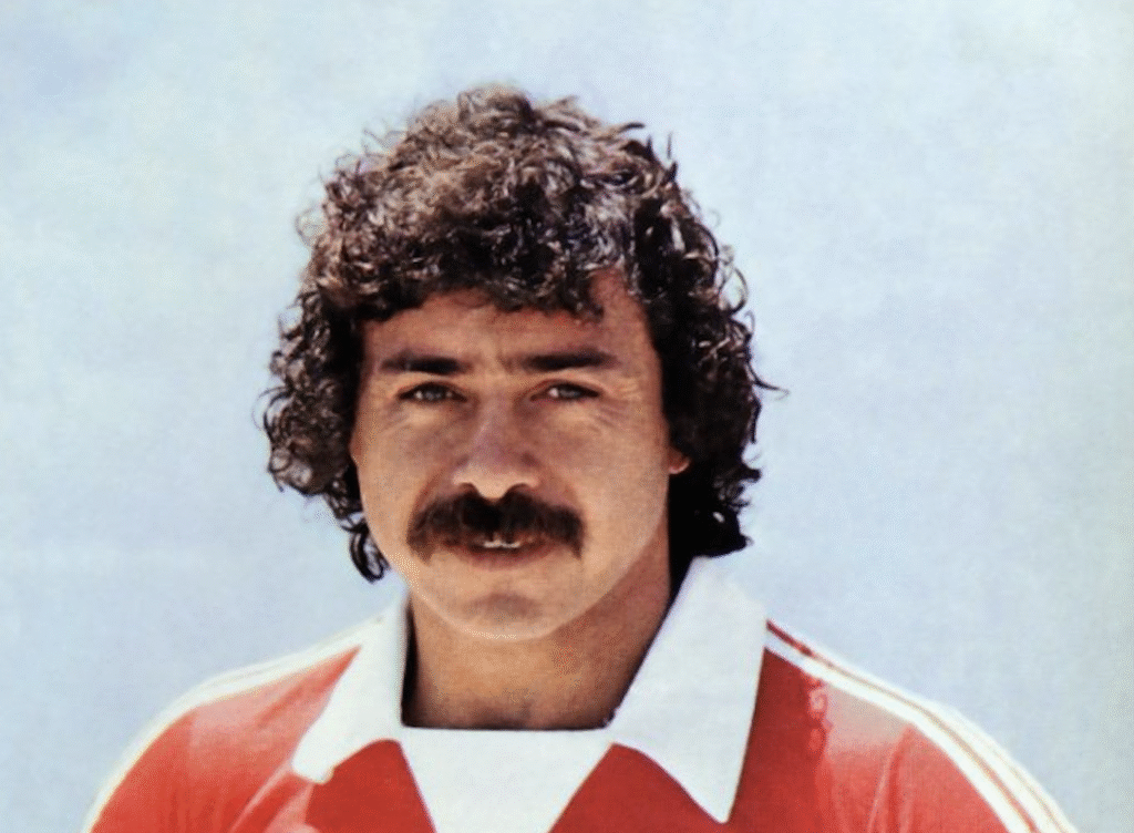 Siapa Penerima Kartu Merah Pertama Kali di Sepak Bola? Begini Sejarah Lengkapnya Siapa Penerima Kartu Merah Pertama Kali di Sepak Bola? Begini Sejarah Lengkapnya